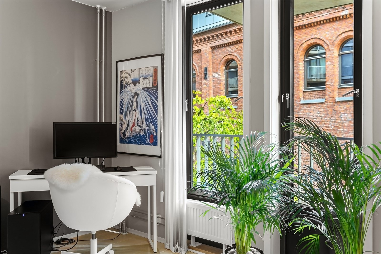 Store vindusflater og fransk balkong gir rikelig med naturlig lysinnslipp. Galleribilde