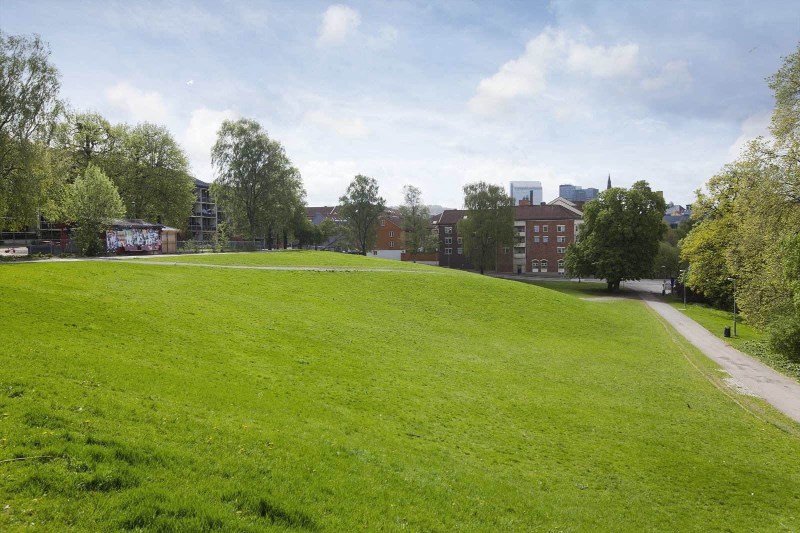 Grunerhagen ved Nedre Foss Gård ca 550 meter gange fra leiligheten. Galleribilde