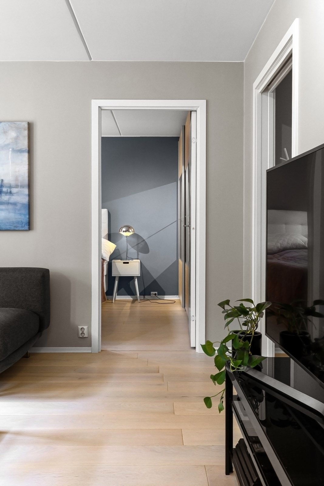 Inn til soverom fra stue. Galleribilde