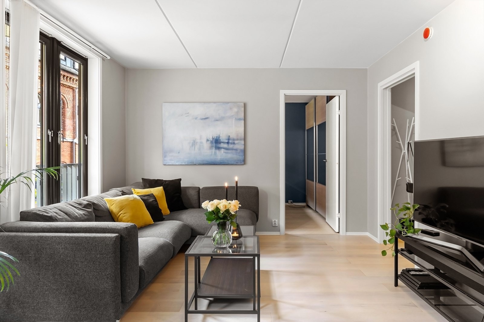 Lys stue med enstavs parkett og god plass til sofagruppe og annet møblement. Galleribilde