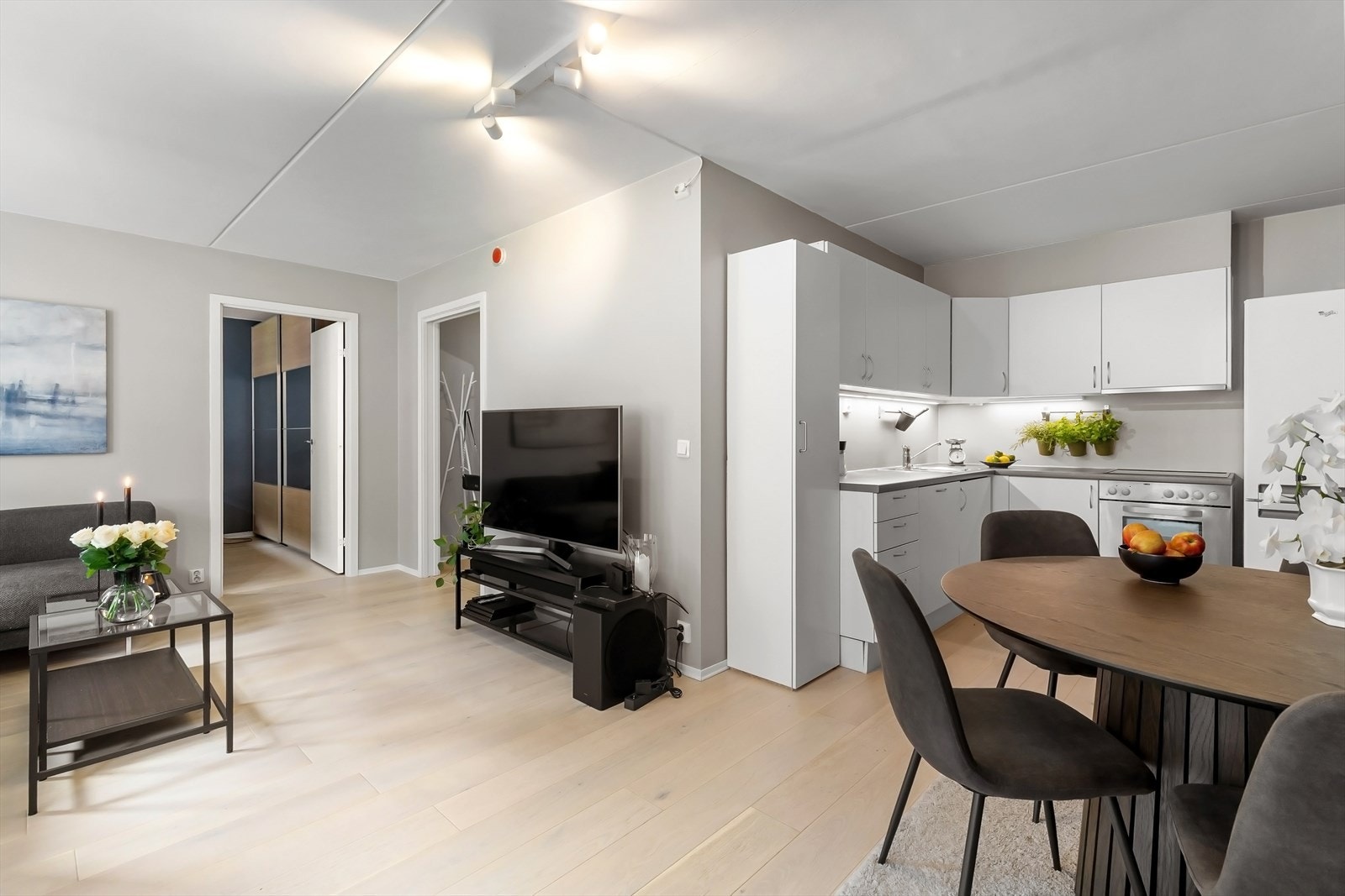 Åpen kjøkkenløsning men samtidig tilbaketrukket fra sofagruppe. Galleribilde