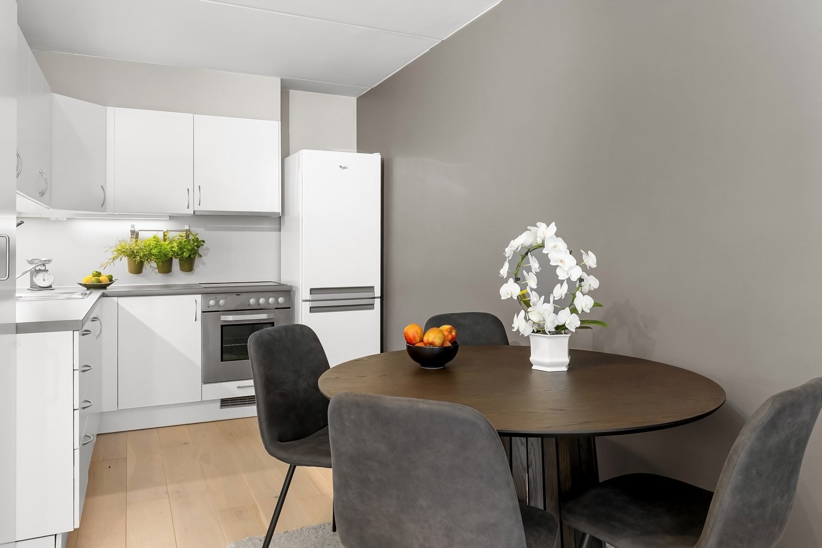 Hyggelig plass for spisebord. Det er plass til å dekke opp med langbord om ønskelig. Galleribilde