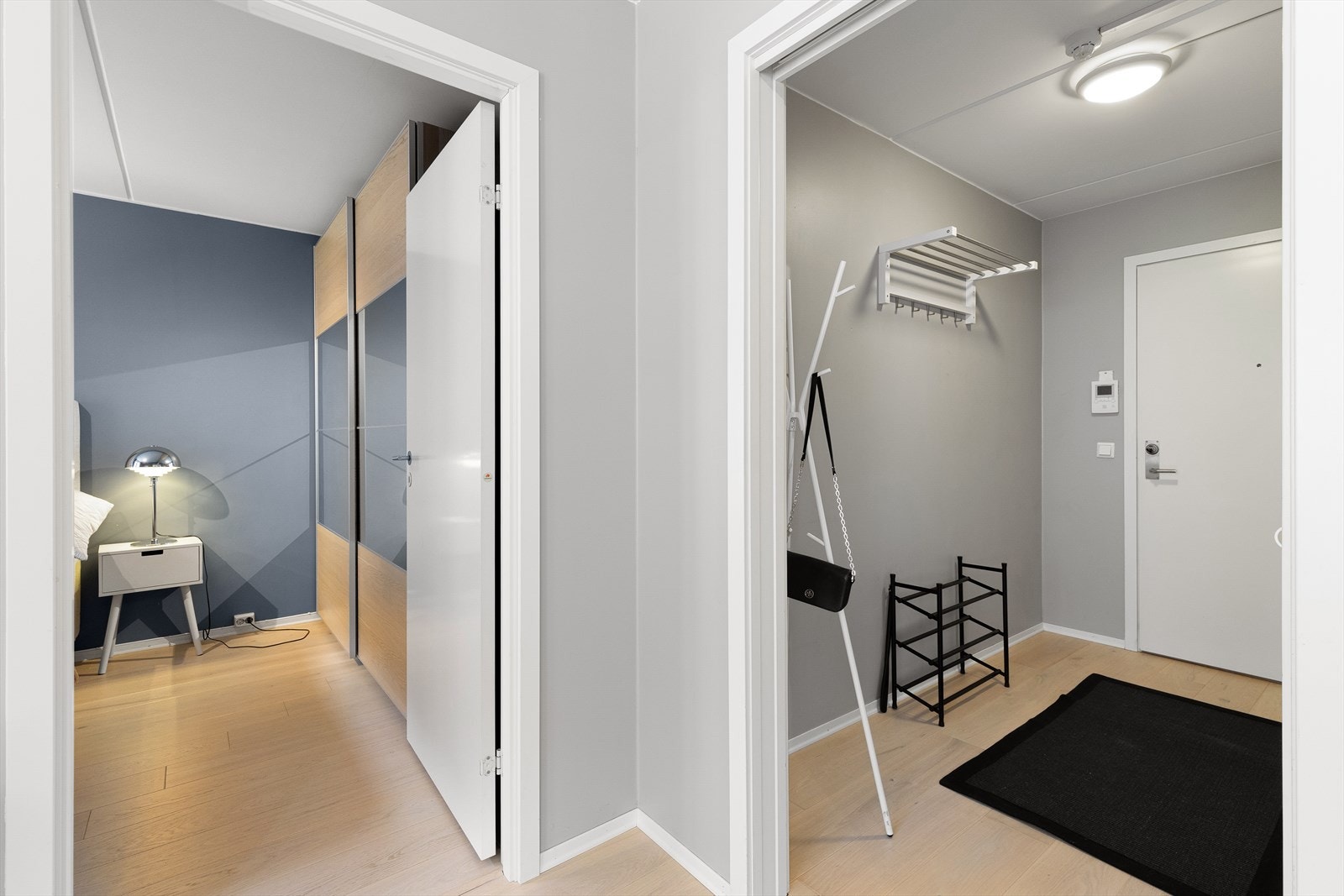 Hyggelig entré med plass til klesoppheng og skoskap. Galleribilde