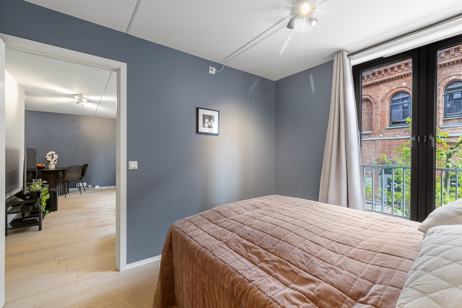 Lyst og luftig soverom med store vindusflater. Galleribilde