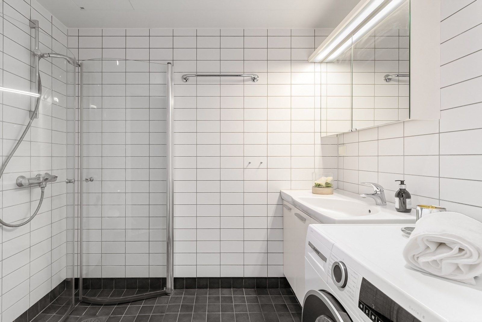 Romslig og pent bad fra 2008 med varme i gulv og hjørnedusj med innsvingbare glassdører. Galleribilde