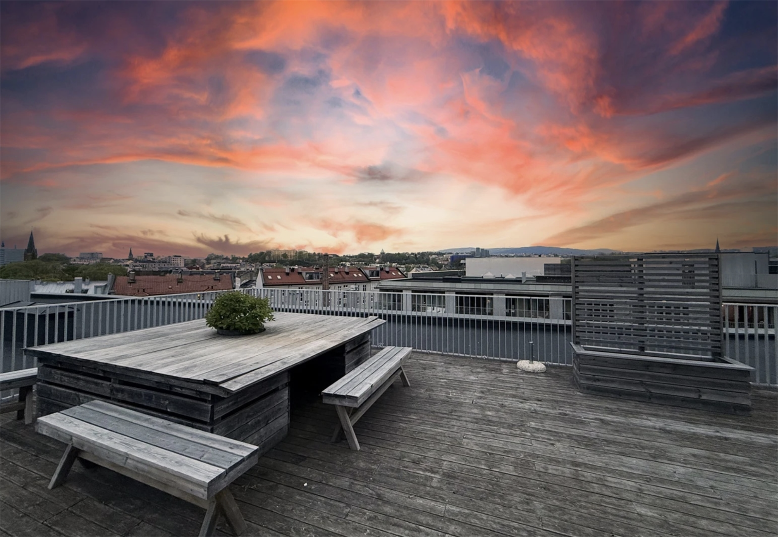 Felles, solrik takterrasse med nydelig utsikt over hustakene og nærområdet. Takterrassen pusses opp med bl.a. ny beis i disse dager. Galleribilde