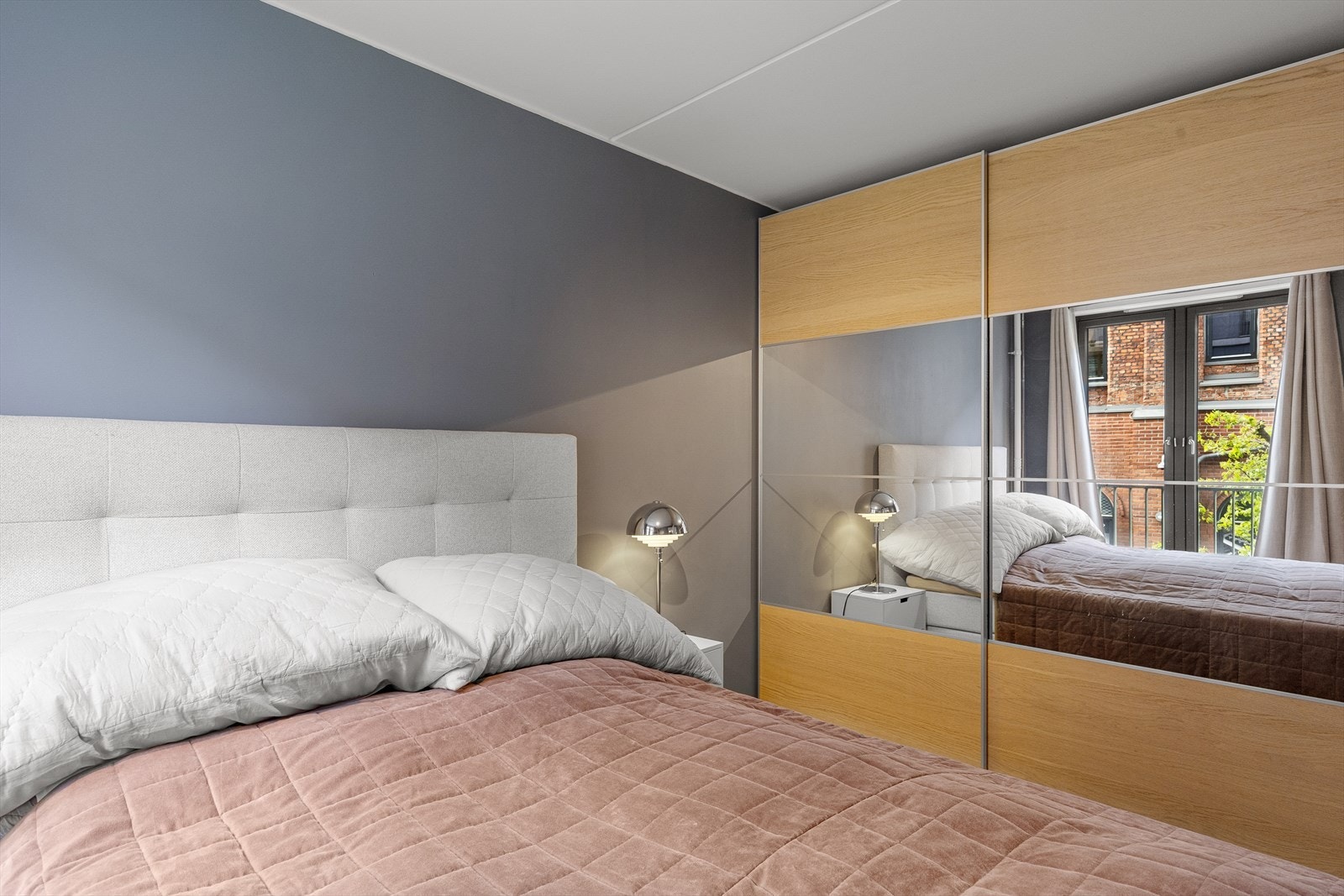 Rikelig med oppbevaringsplass i skyvedørsgarderobe langs den ene siden av rommet. Galleribilde