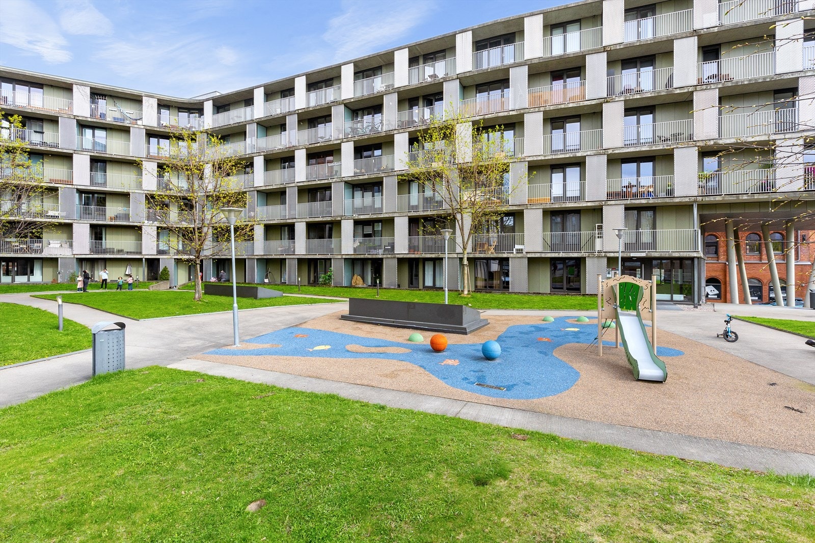 Flotte, store fellesareal med bl.a. plen, stier, lekeplass og sittegrupper. Galleribilde