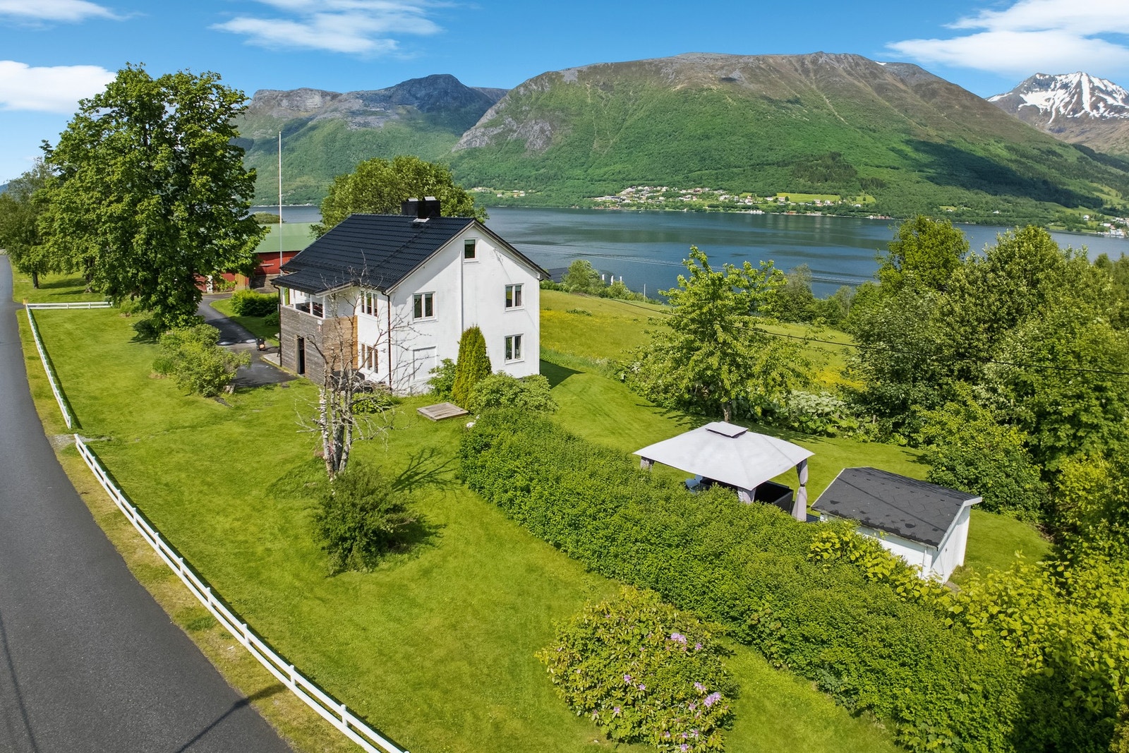 Stor og romslig hage Galleribilde