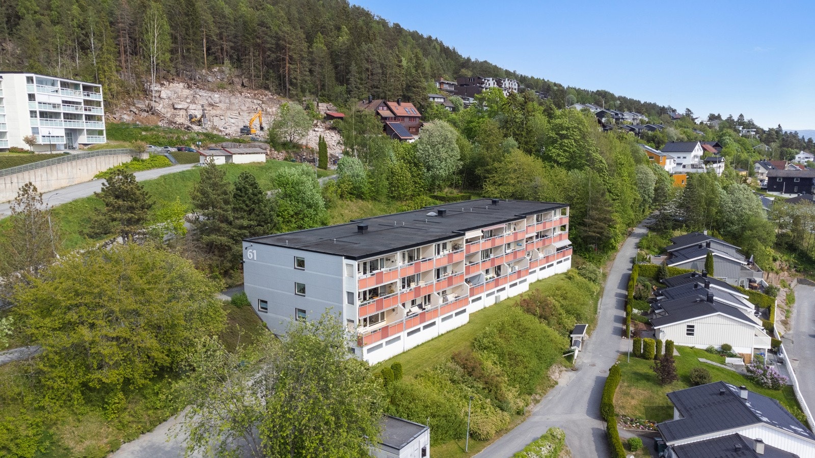 Kastanjeveien 61C ligger sentralt og fint til i høyden på Åssiden med flott utsikt og har særdeles gode solforhold Galleribilde