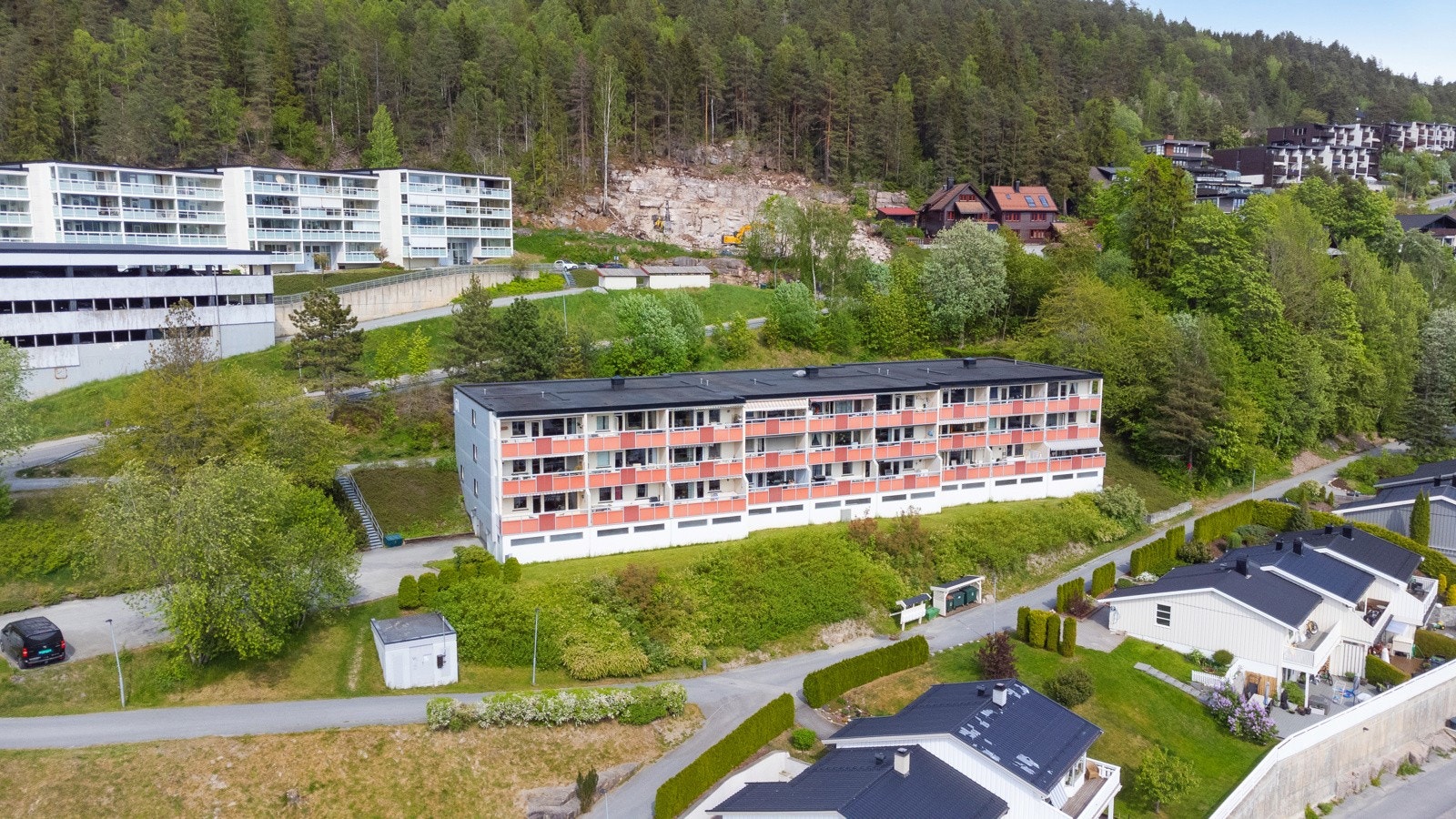 Umiddelbar nærhet til flotte friarealer i marka med alpinanlegg og tur/skiløyper Galleribilde