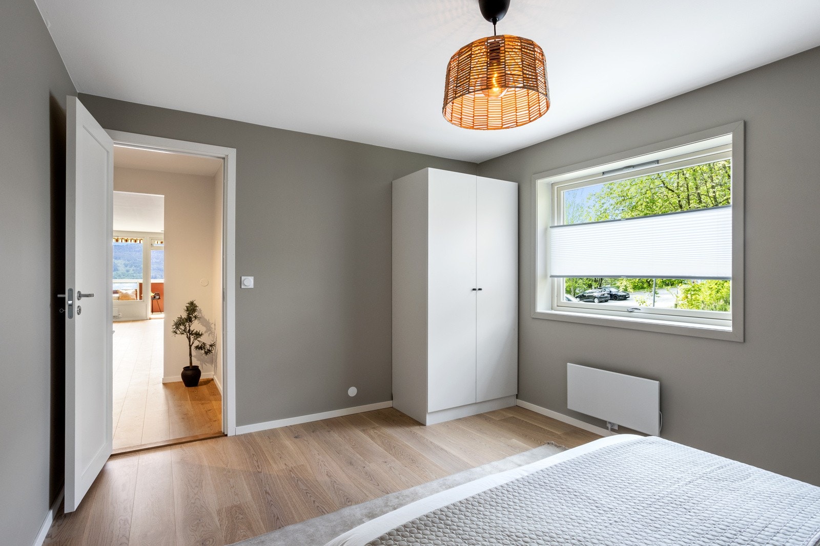 Det er montert garderobe på hovedsoverommet Galleribilde