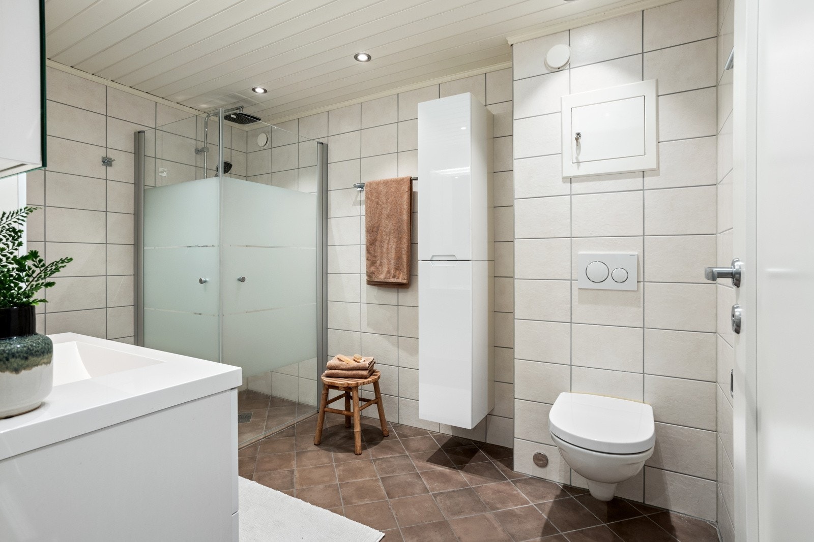 Badet har vegghengt toalett og det er montert opplegg til vaskemaskin. Rørene ble utskiftet samtidig med rehabiliteringen av badet (rør-i-rør system). Mekanisk avtrekk Galleribilde