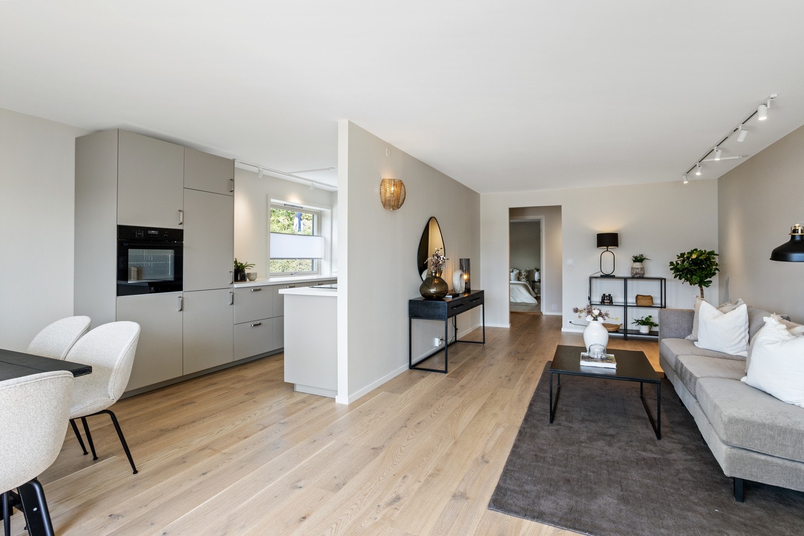 Velkommen til Kastanjeveien 61C - Rålekker og vesentlig oppgradert 3-roms leilighet med garasjeplass og elbillader Galleribilde
