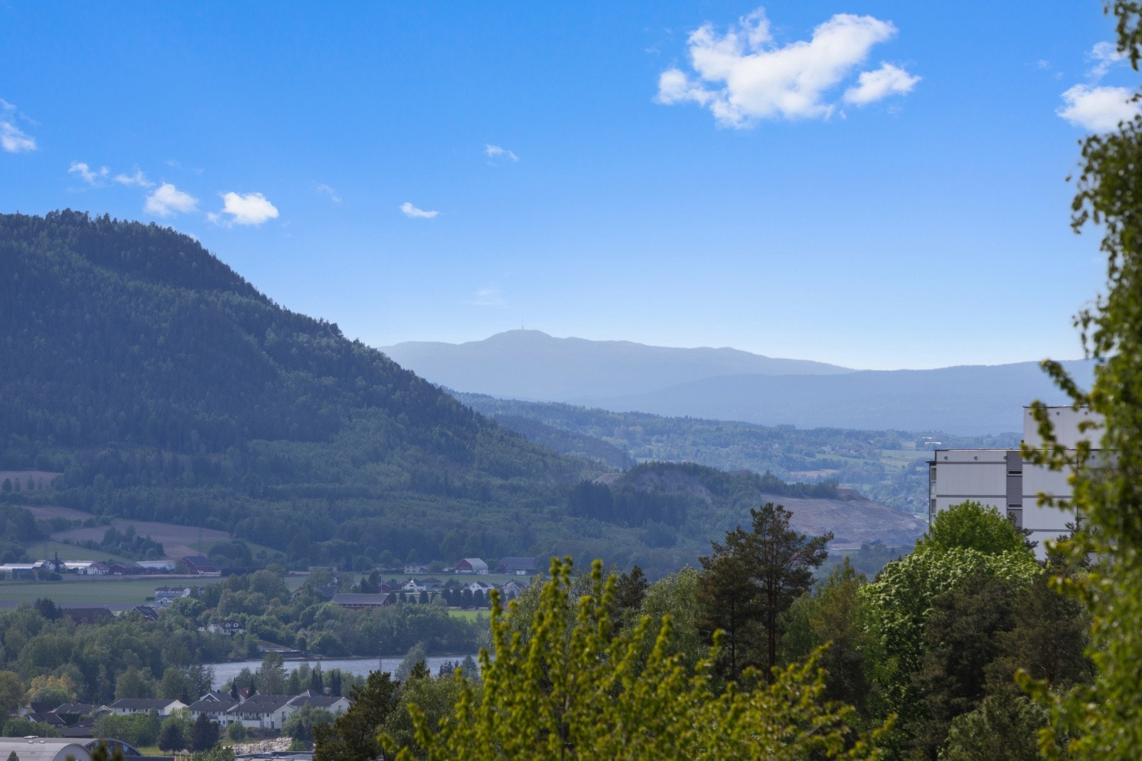 Fra balkongen ser du helt opp til "Knuten" i Kongsberg Galleribilde