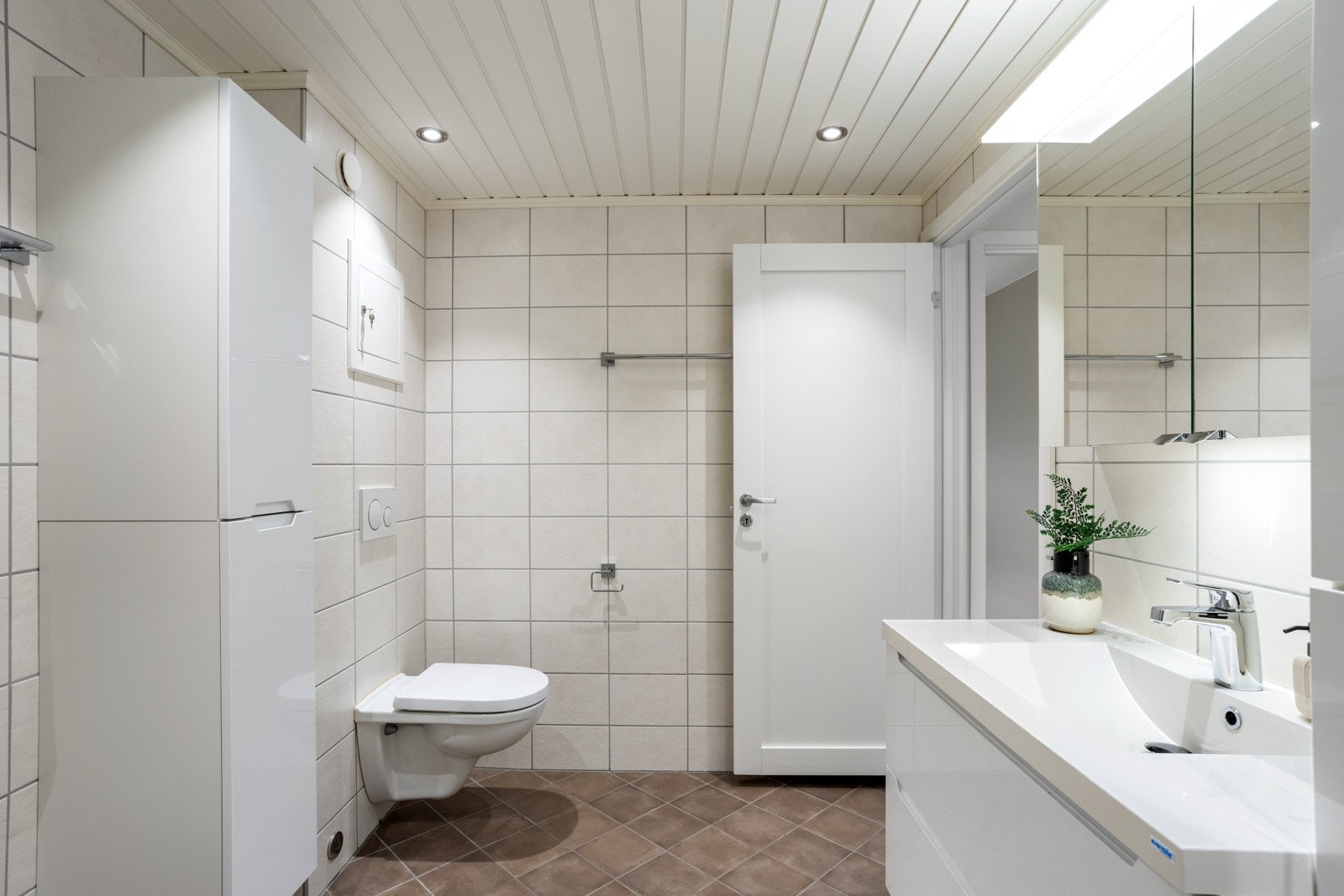 Stort og pent flislagt bad med varmekabler i gulv. Badet ble rehabilitert i regi av borettslaget i perioden 2016 Galleribilde
