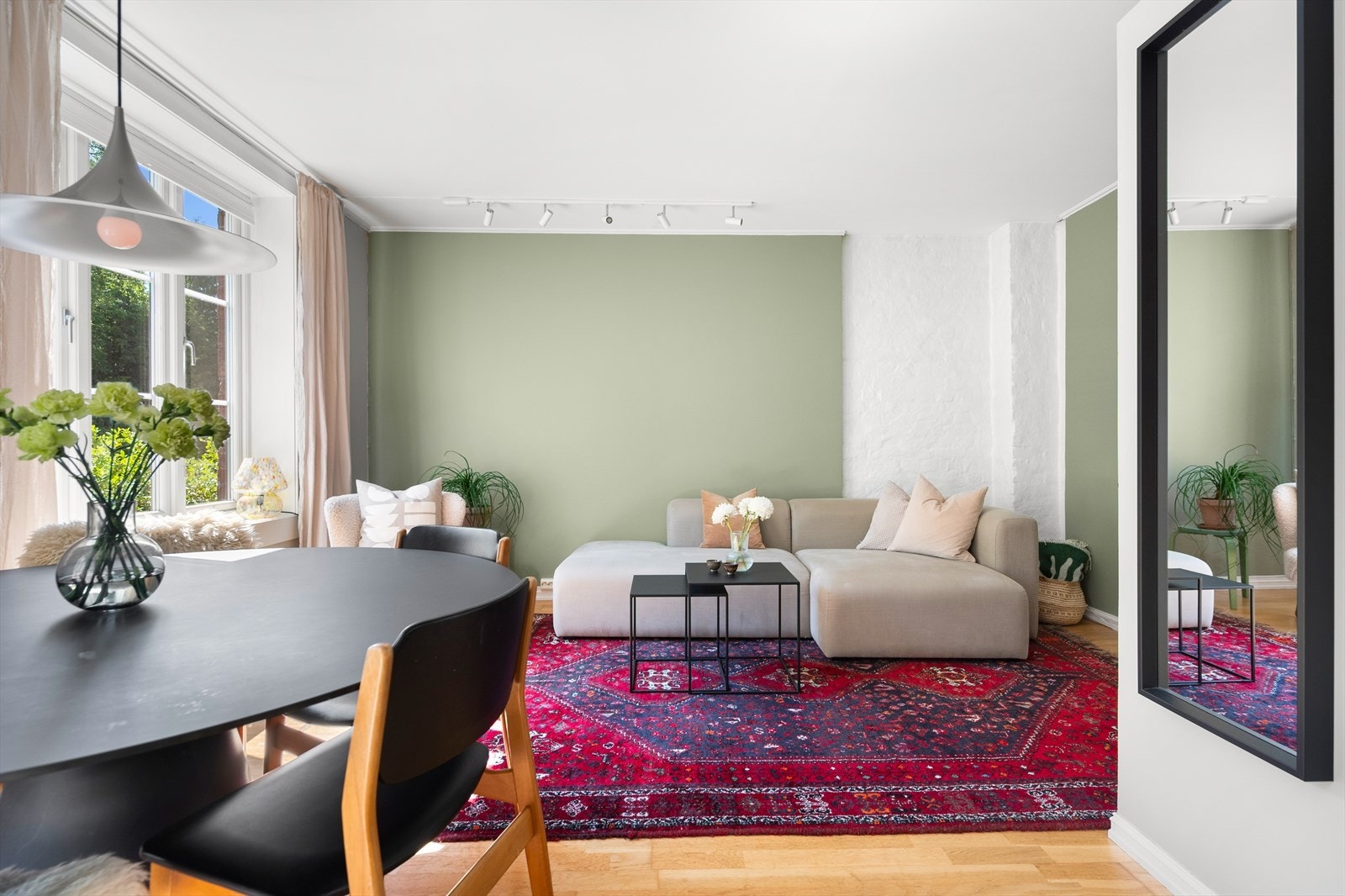 I stuen er det god plass til sofagruppe med tilhørende stuemøblement som sofabord og tv-benk. Galleribilde