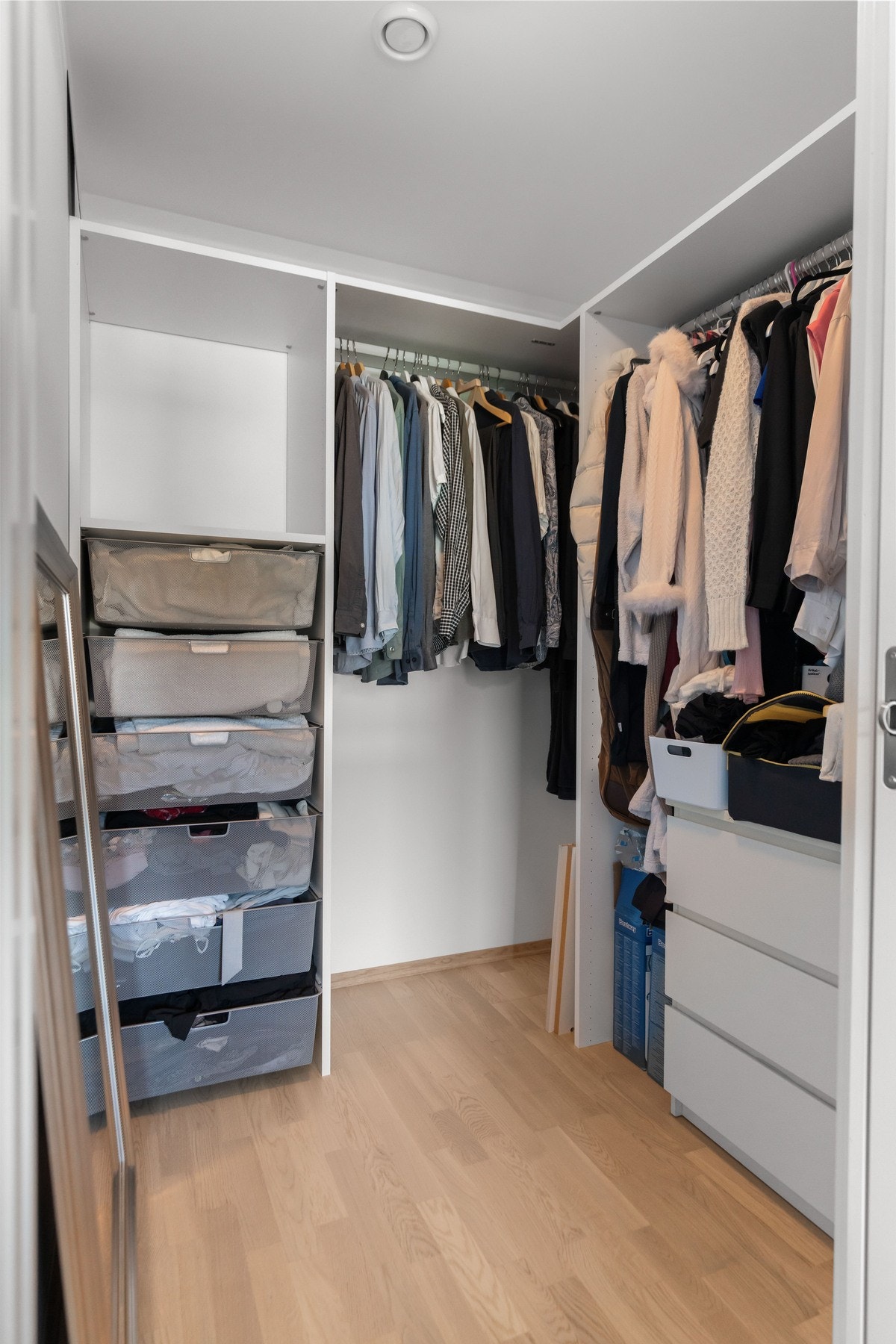 God lagringsplass av klær i hylleløsning i walk-in closet! Galleribilde