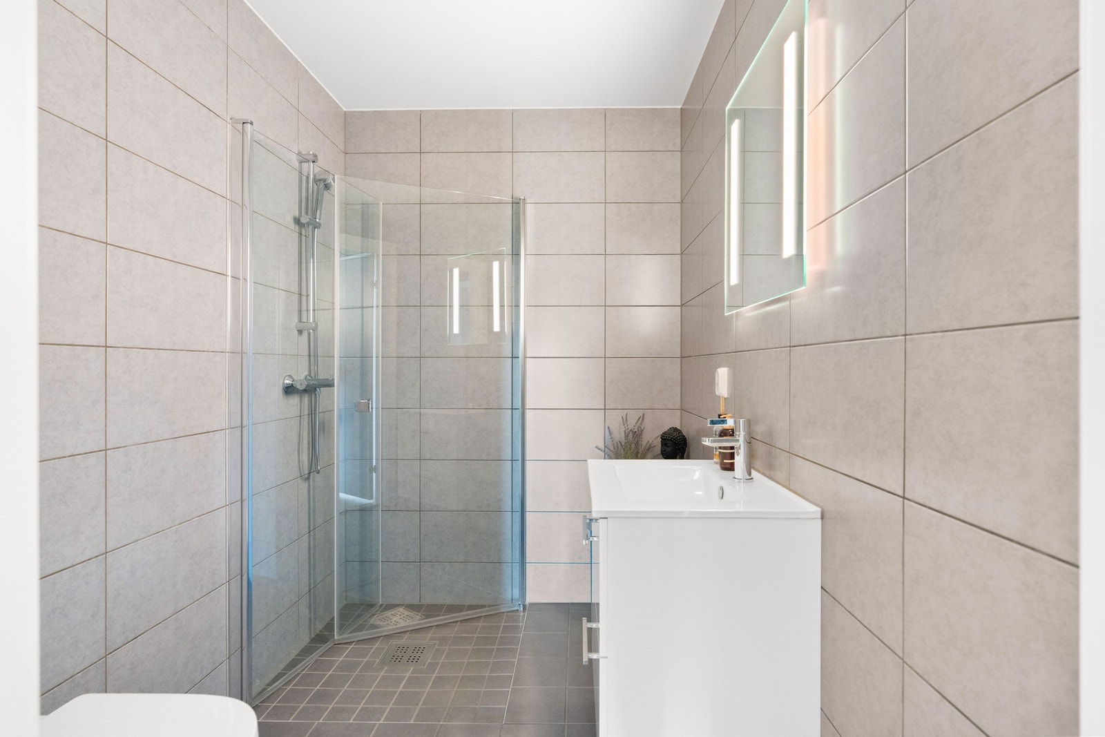 Badet i tilknytning til "foreldredelen" har fliser på gulv og vegger. Innredningen består av et underskap/overskap, servant og et toalett. Galleribilde