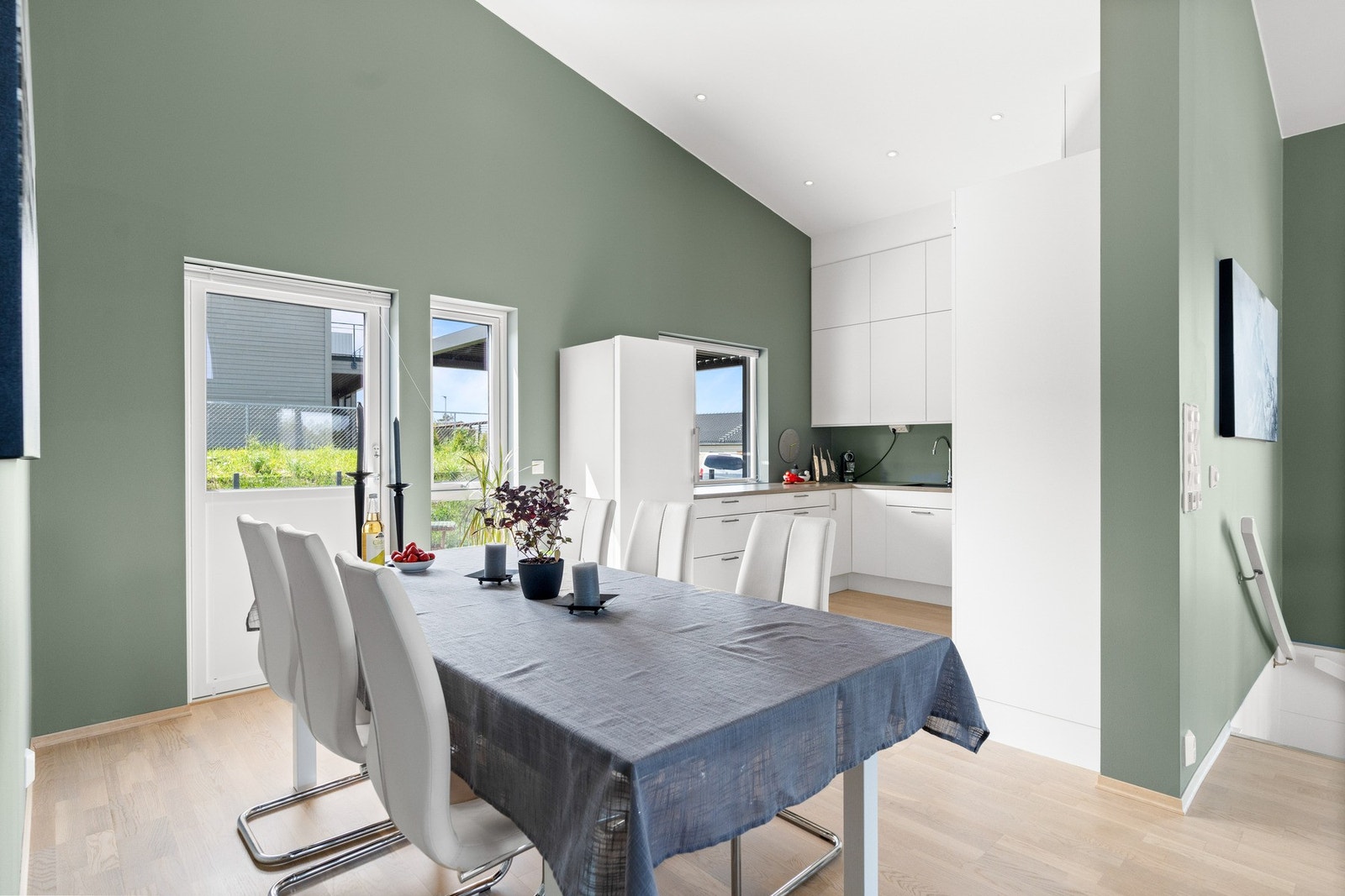 Kjøkkenet ligger i tilknytning til et naturlig areal for spisebord, og det er direkte tilgang til en herlig usjenert terrasse. Galleribilde