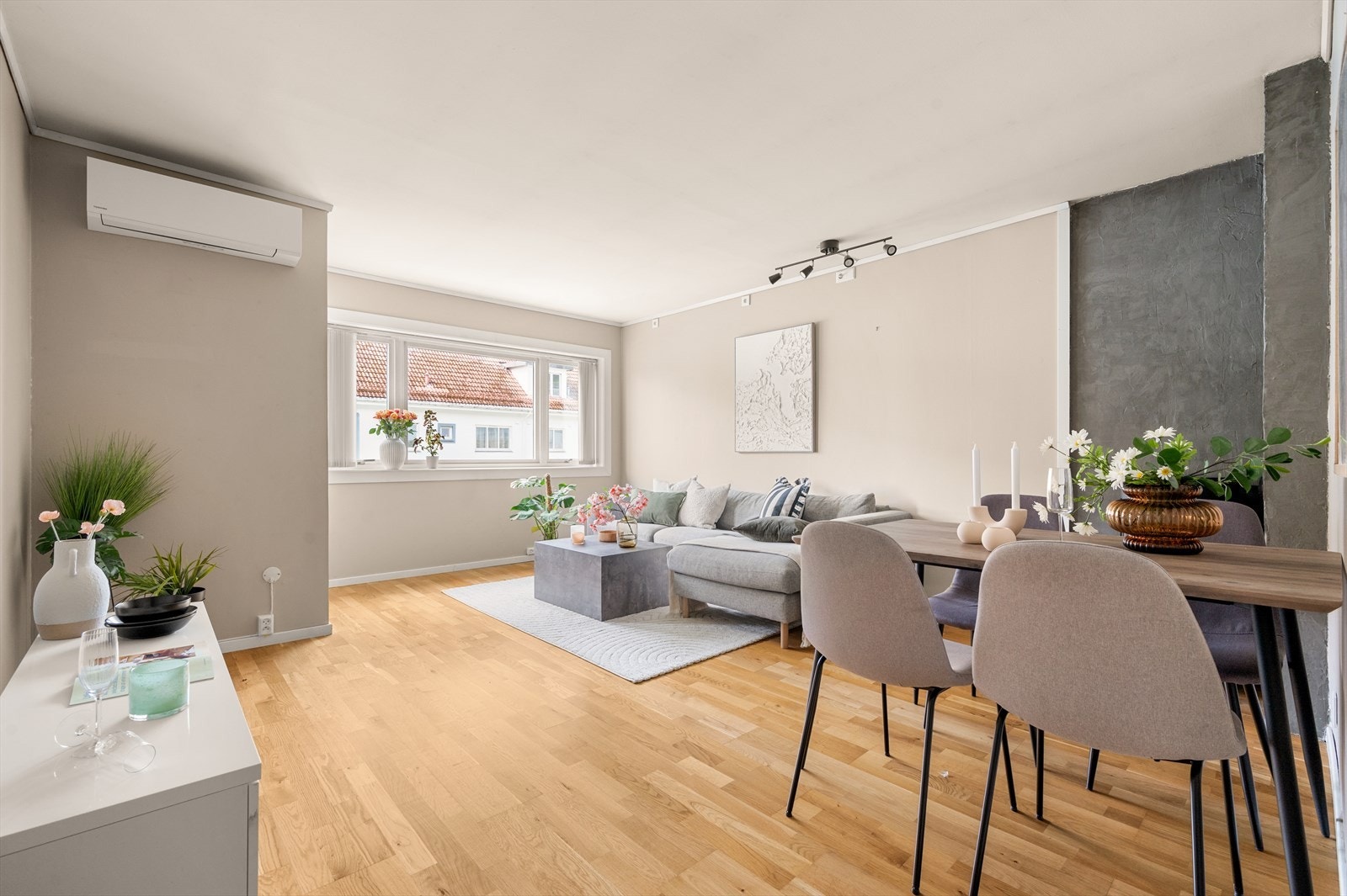I stuen er det god plass til både sitte- og spisegruppe Galleribilde
