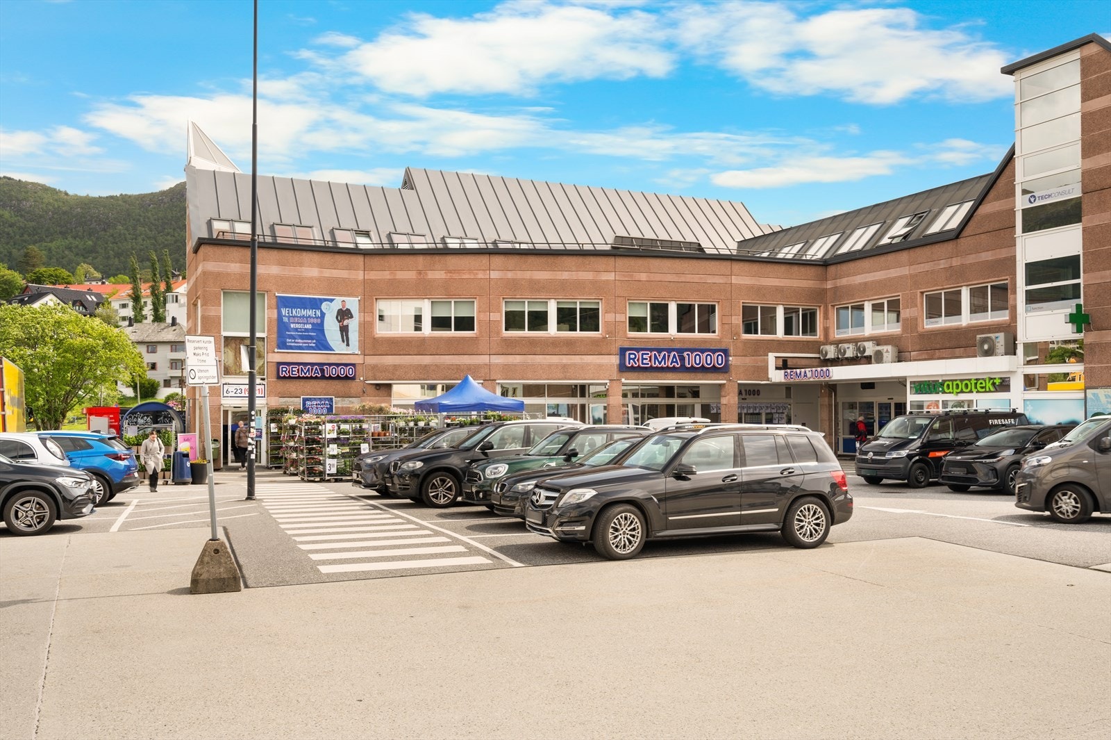 Det er gangavstand til flere dagligvarebutikker. Her ved Rema 1000 Wergeland. Galleribilde