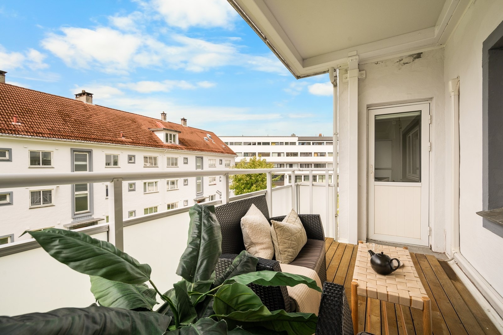 Fra stue er det utgang til balkong, Her kan du nyte solen til langt ut på ettermiddagene. Galleribilde