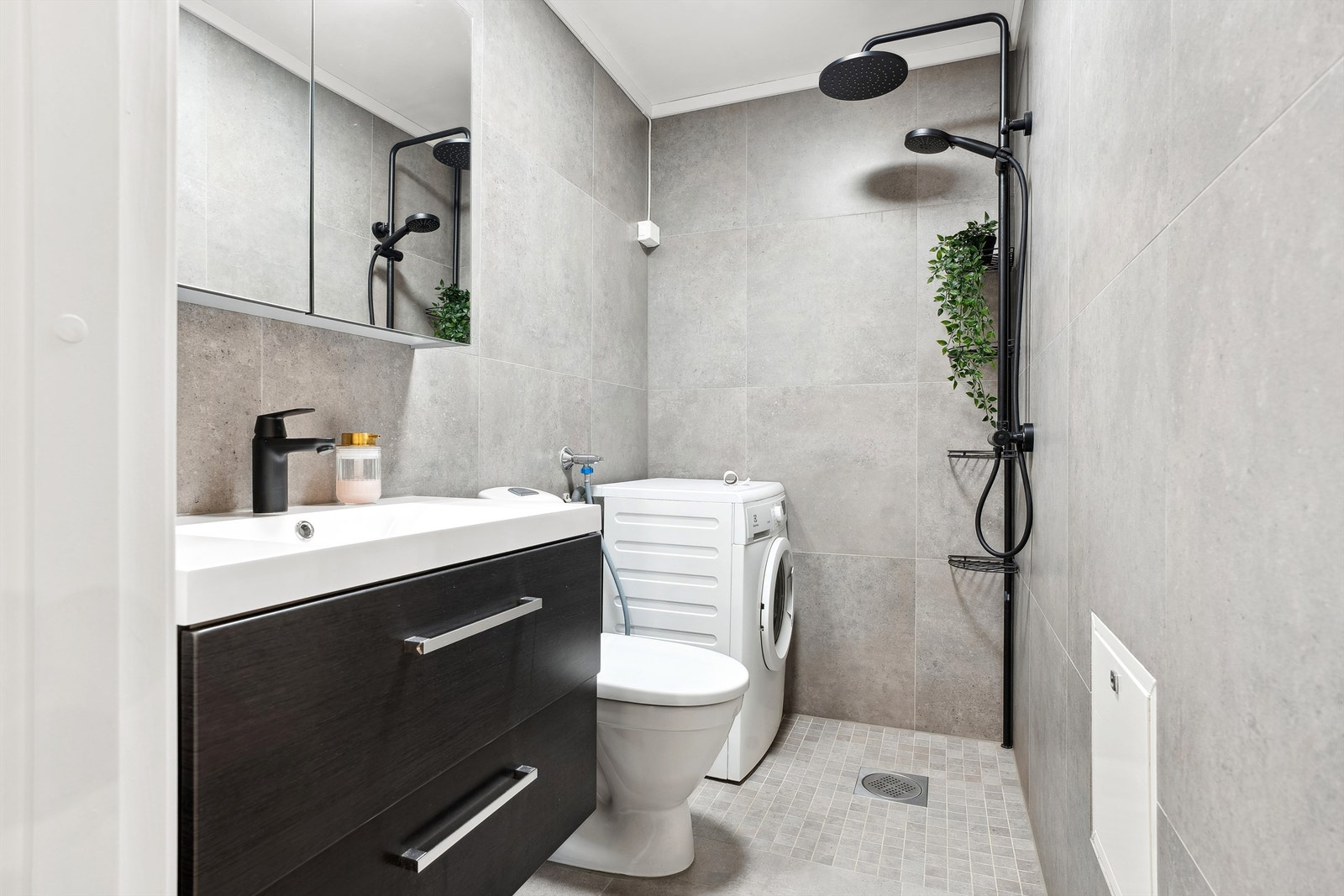 Badet fremstår pent og ble oppgradert i 2023 med nye fliser lagt utenpå eksisterende fliser på gulv og vegger, samt ny baderomsinnredning. Galleribilde