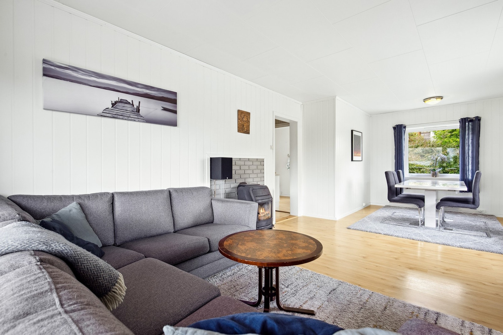 Romslig stue med god plass til sofagruppe og spisebord Galleribilde