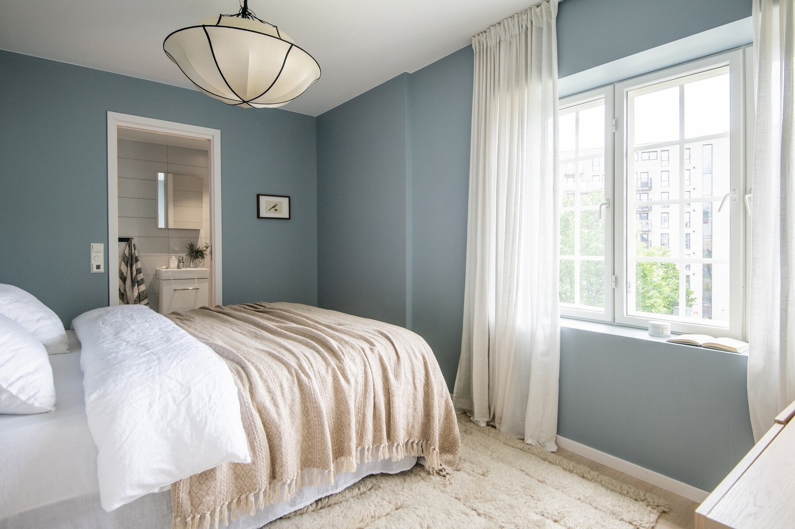 Hovedsoverommet er plassert i boligens første etasje og ligger i en tiltalende suite-løsning med eget, tilknyttet bad. Galleribilde