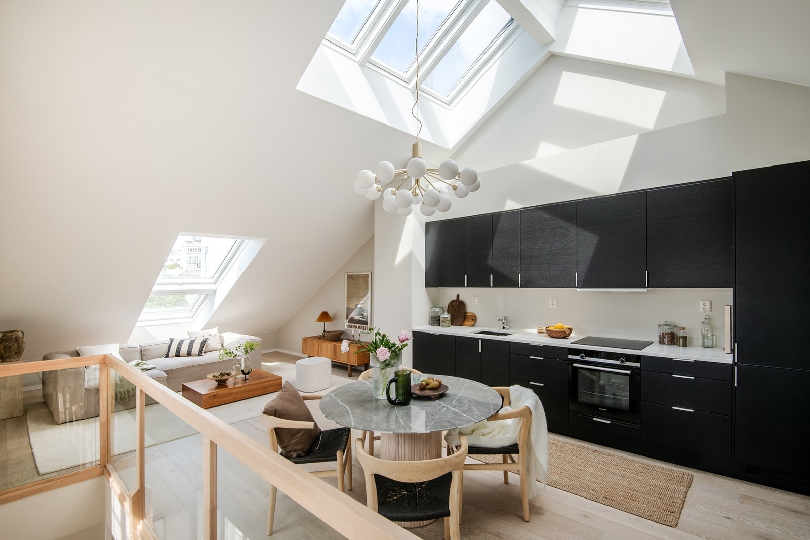 Stuen er virkelig hjertet av boligen og imponerer med en luftig og åpen romfølelse, takket være en generøs takhøyde på hele 4,2 meter. Galleribilde