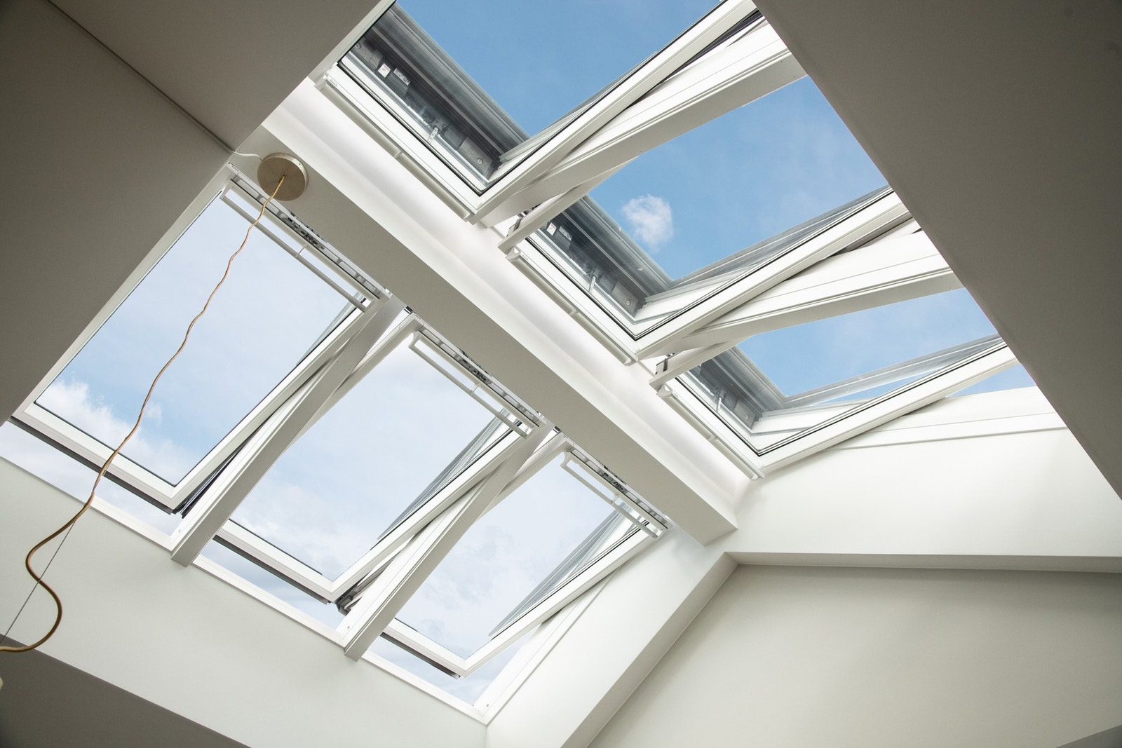 Store takvinduer slipper inn et fantastisk naturlig lys, som sammen med lysinnslipp fra to himmelretninger skaper et herlig lys til rommet. Galleribilde