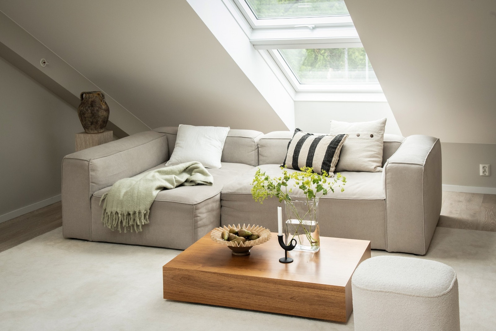 Her er det rikelig med plass til å møblere med en koselig sofakrok samt et langstrakt spisebord i naturlig forlengelse av kjøkkensonen. Galleribilde