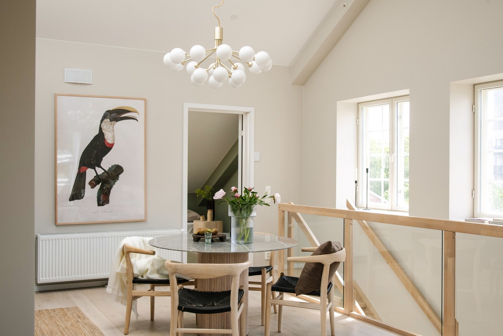 Som et elegant designelement har trappen et lekkert rekkverk med glassfelt og rammer i lys eikefinér. Galleribilde