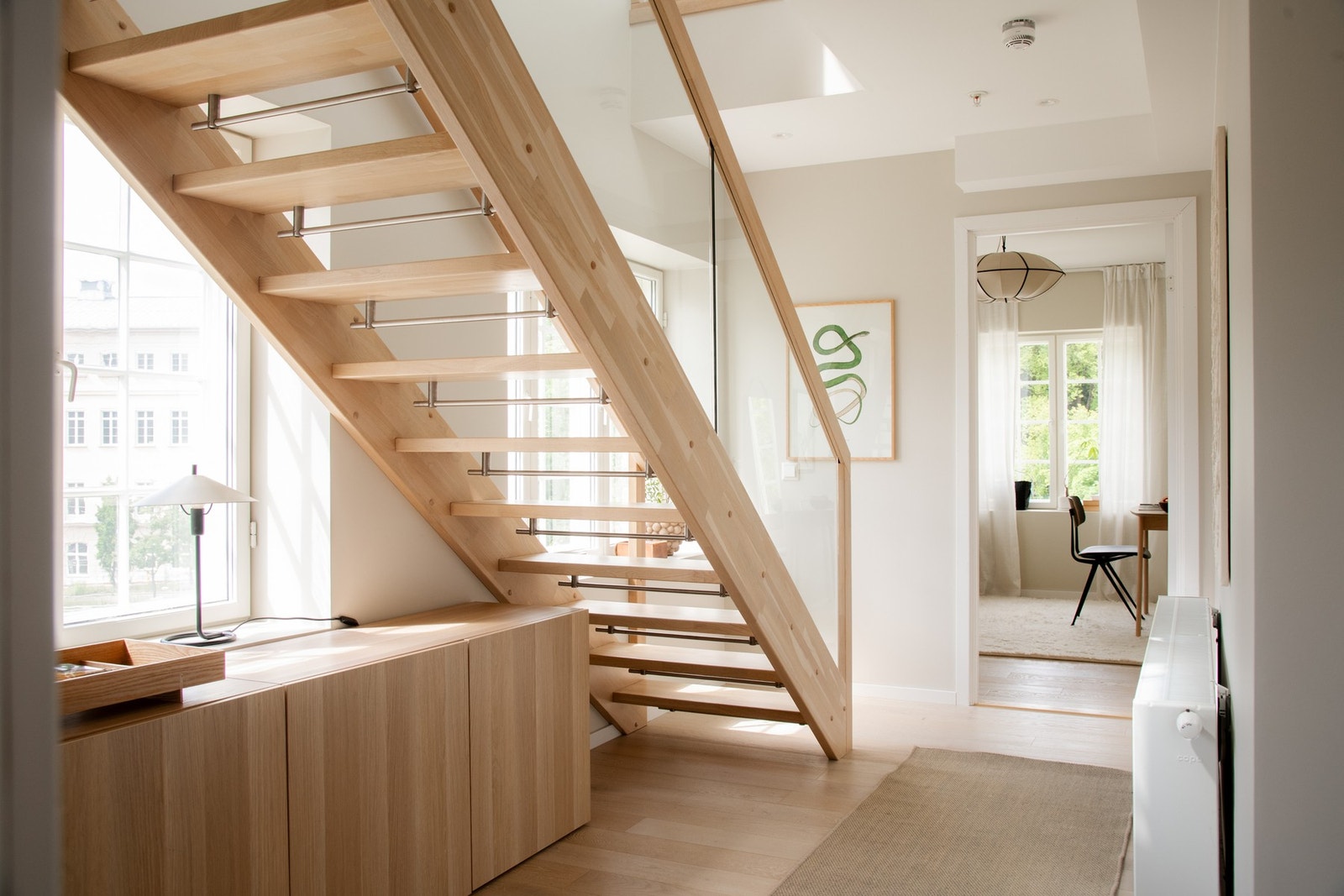 En stilfull trapp fører opp til boligens andre etasje og danner et flott blikkfang i rommet. Galleribilde