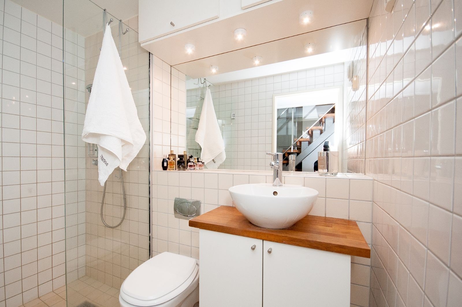 Baderom med dusjhjørne - Mulighet for vaskemaskin i eget vaskerom, i leiligheten. Galleribilde