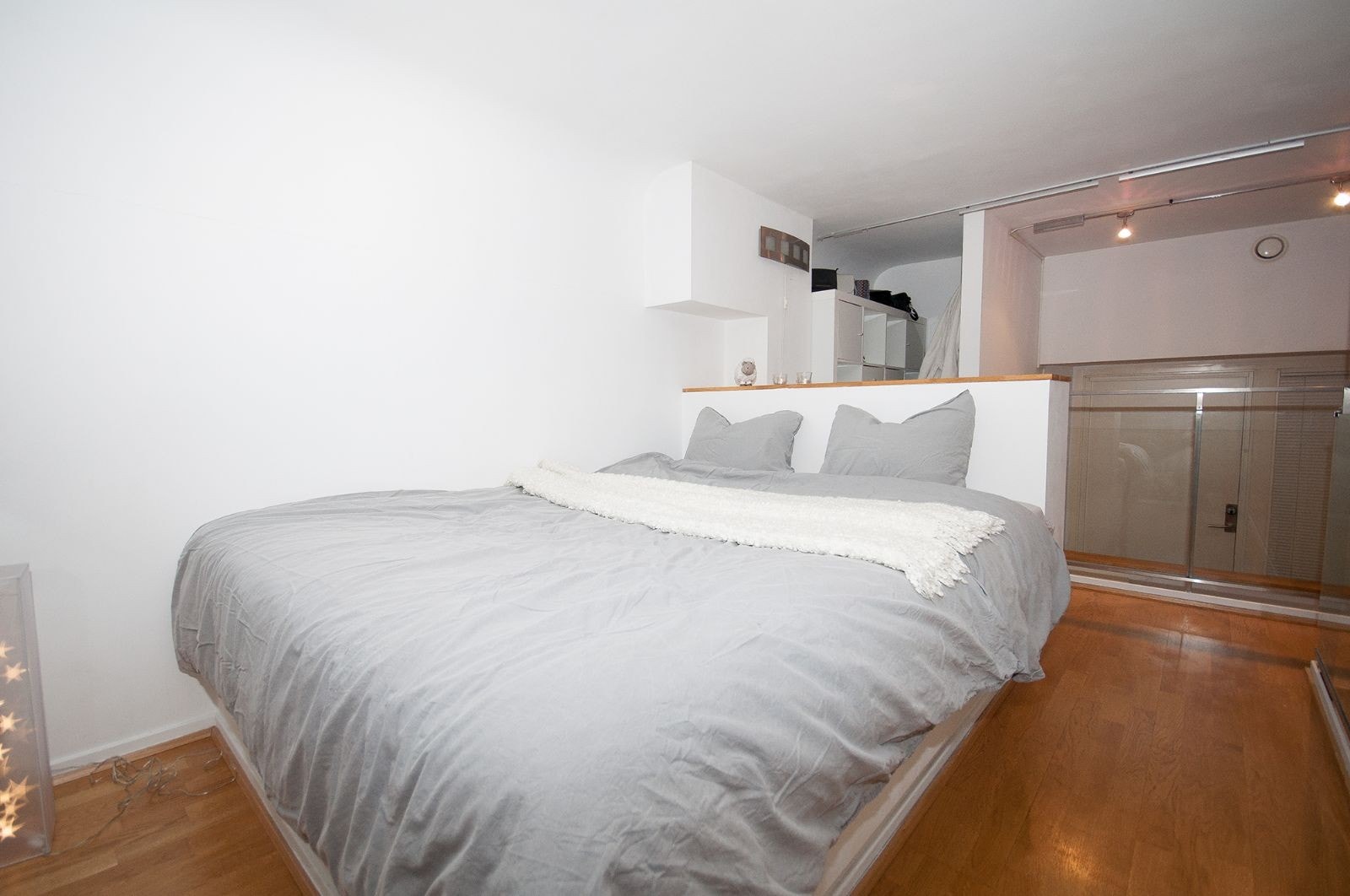 Mezzanine brukes som soverom og garderobe. Madrass, dyne og og puter medfølger ikke. Galleribilde