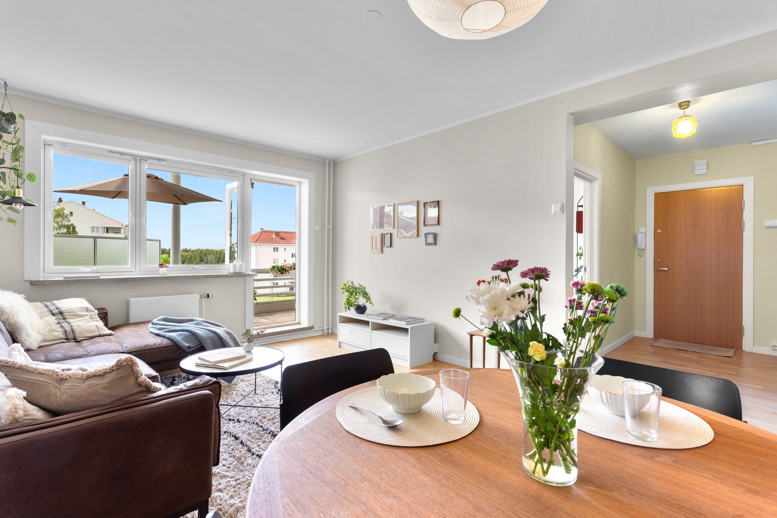 Åpningen fra entréen er utvidet og byr på en mer åpen planløsning. Galleribilde