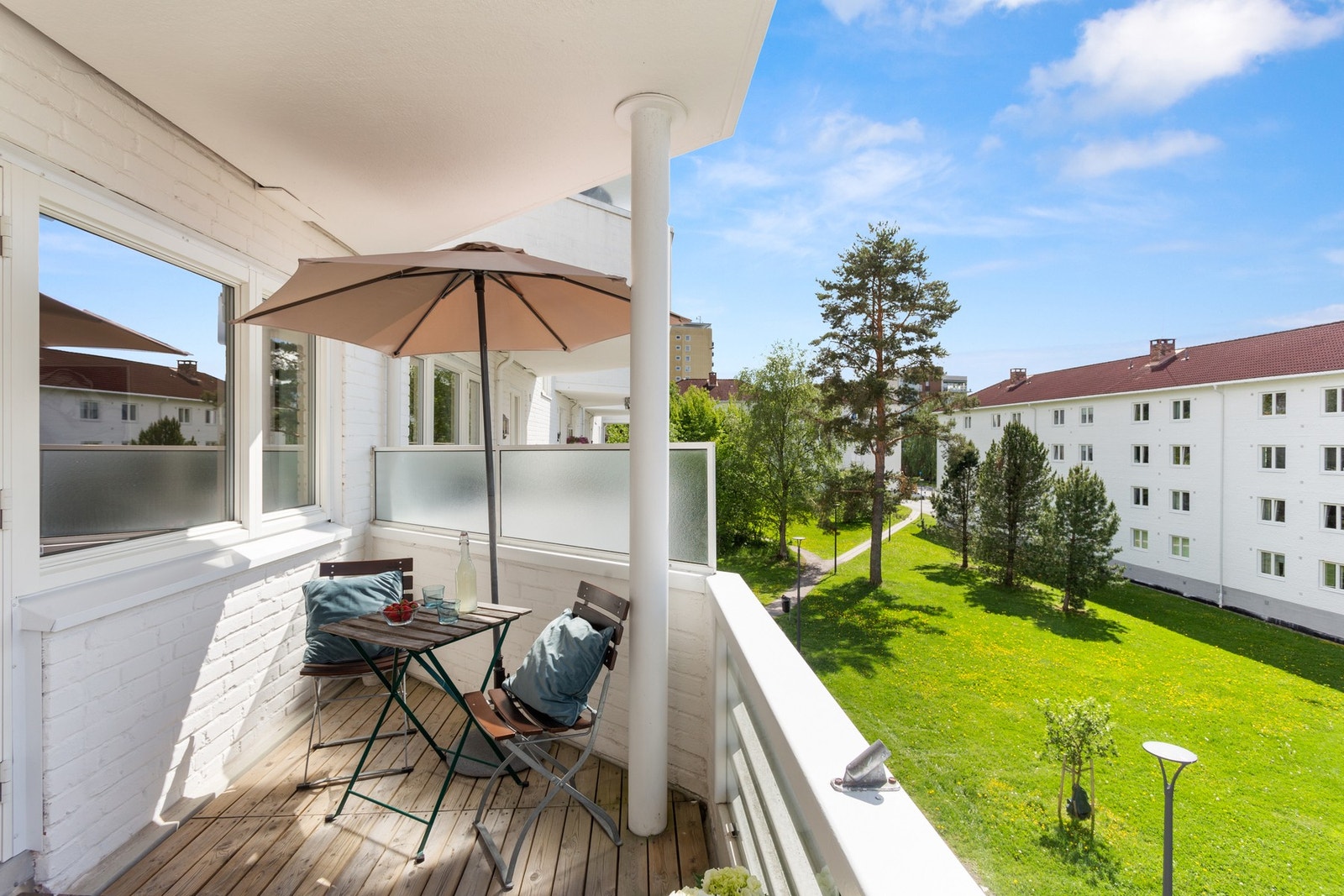 Balkongen ligger vestvendt, og byr på optimale solforhold store deler av dagen. Galleribilde