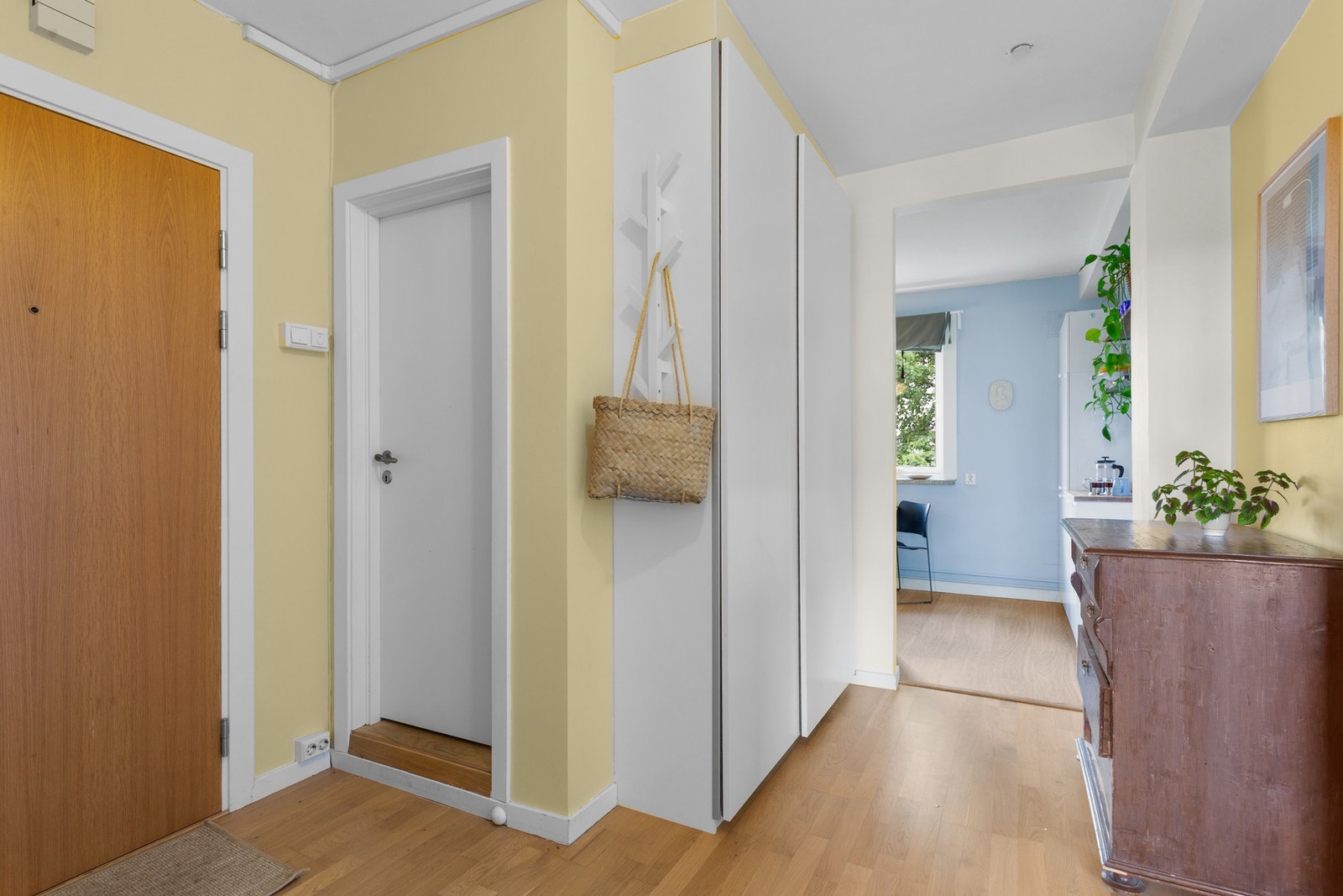 Du ønskes velkommen inn i en romslig og hyggelig entré. Galleribilde