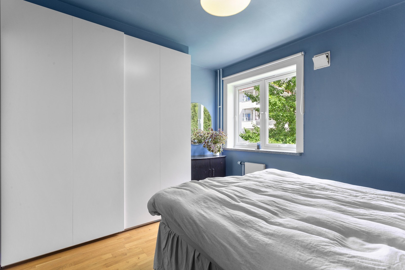 Hovedsoverommet vender mot rolige og grønne omgivelser. Galleribilde