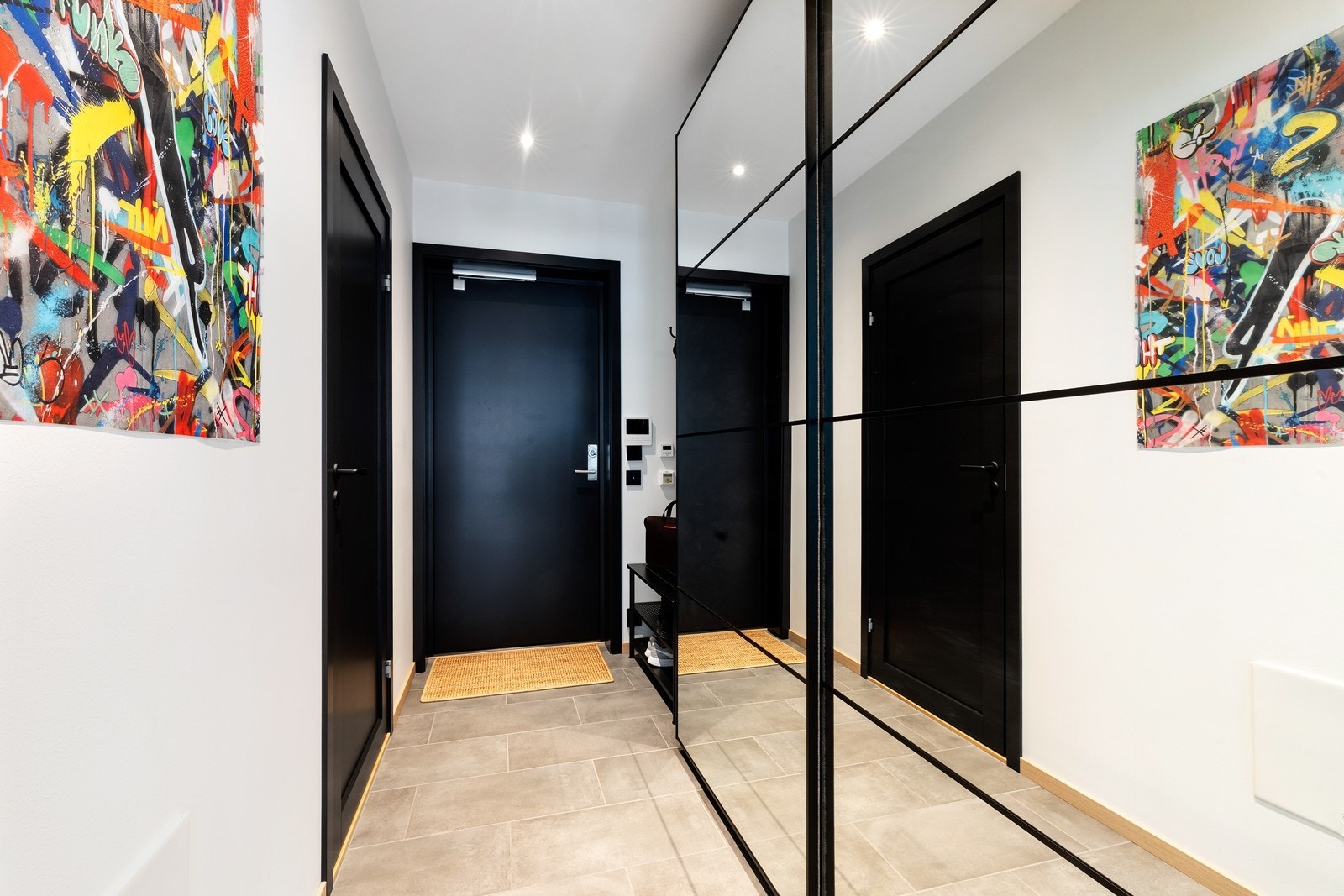 Fra felles trappeoppgang eller med heisadkomst kommer man inn i en entre/ gang med romslig garderobeløsning. Her er det fliser på gulv og vannbåren gulvvarme. Galleribilde