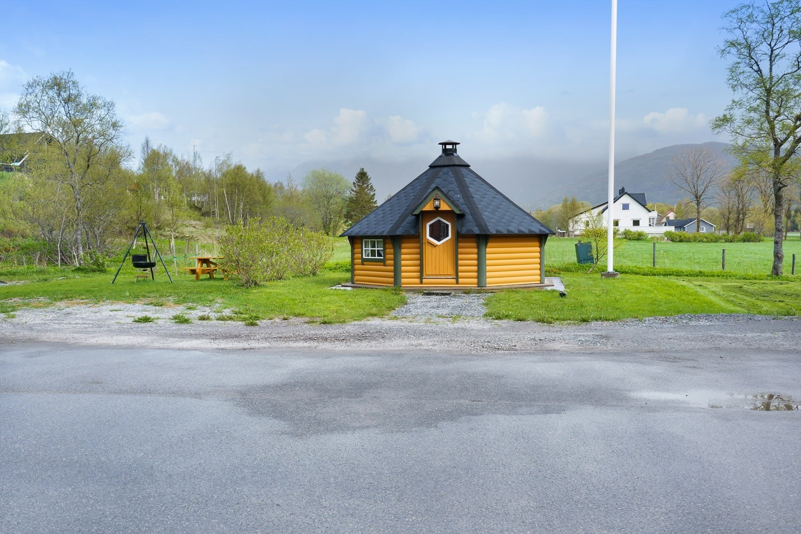 Borettslaget har et flott opparbeidet uteområde med carportanlegg, grillhytte, bålplass, "nyttehage", lekeplass m.m. Galleribilde