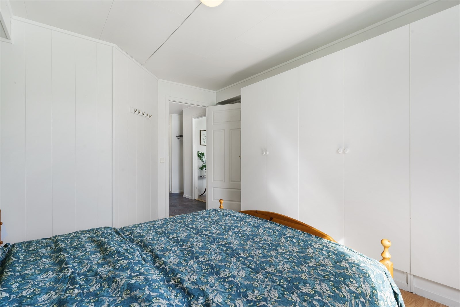 Hovedsoverommet er ca. 13 m² og har vindu mot øst samt tre doble garderobeskap. Galleribilde
