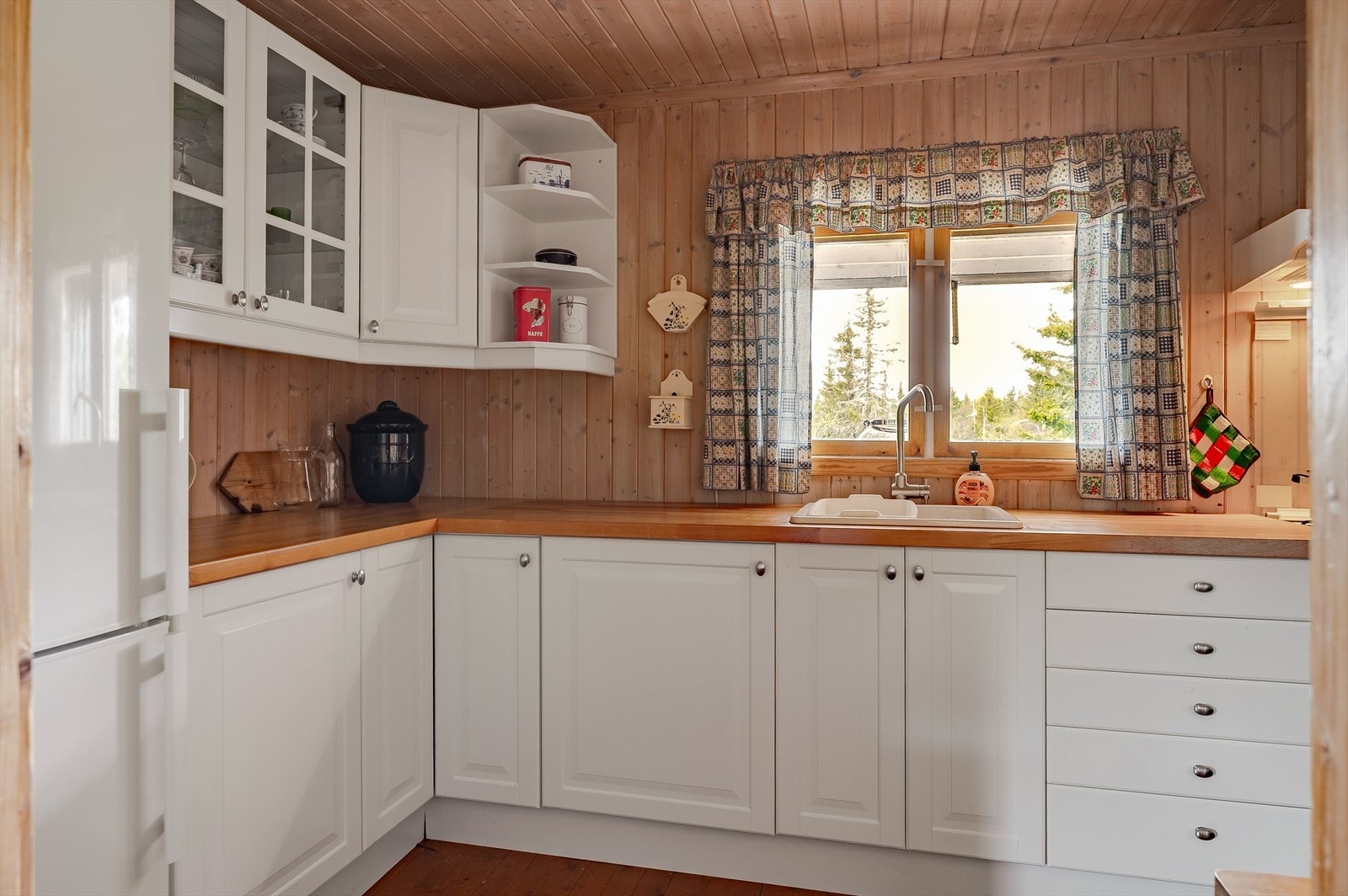 Praktisk kjøkken med plass til frittstående hvitevarer som gasskomfyr og kjøleskap Galleribilde