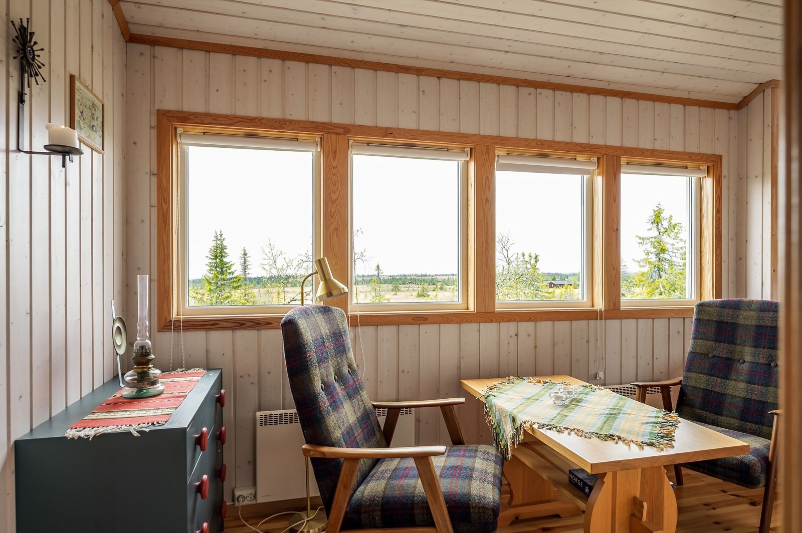 Her kan man følge årstidene i endring. Store vindusflater slipper inn rikelig med lys Galleribilde