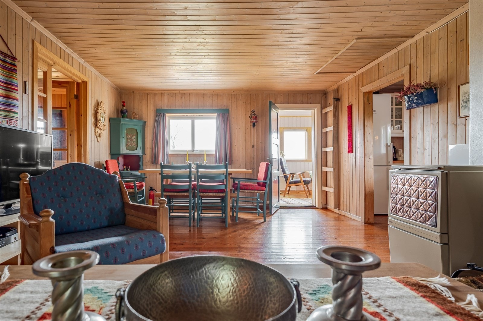 Vindusflatene slipper inn rikelig med naturlig lys og setter en fin stemning i rommet Galleribilde