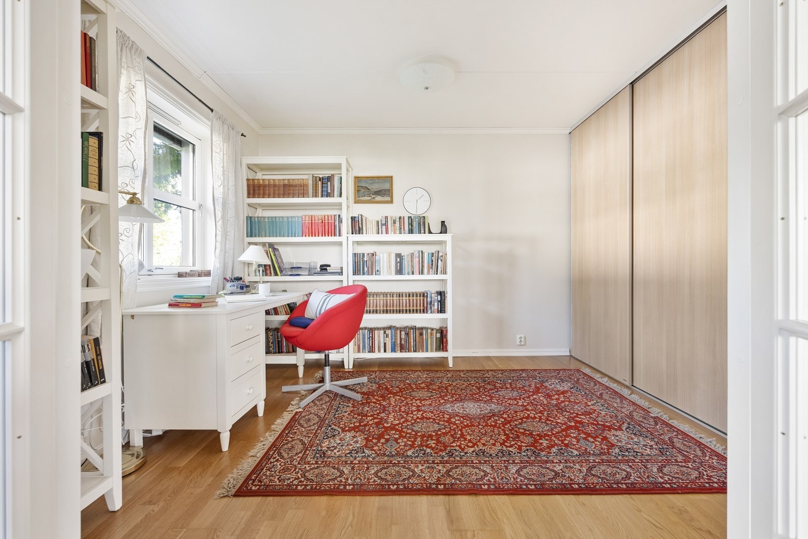 Bibliotek eller kontor, med skyvedørsgarderobe og fin vindusflate. Galleribilde