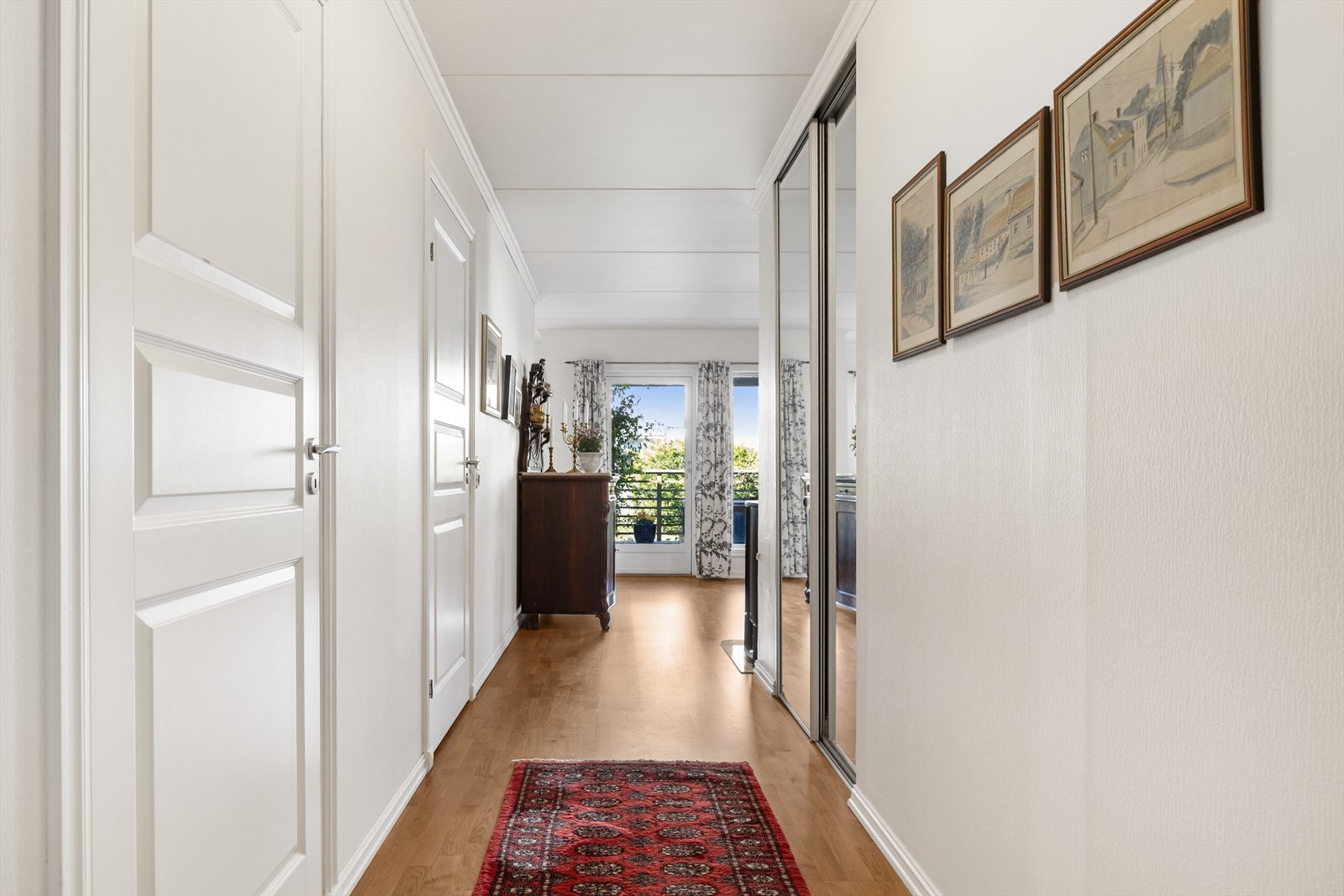 Skyvedørsgarderobe praktisk plassert i nisje, med speilfronter og godt med oppbevaringsplass. Galleribilde