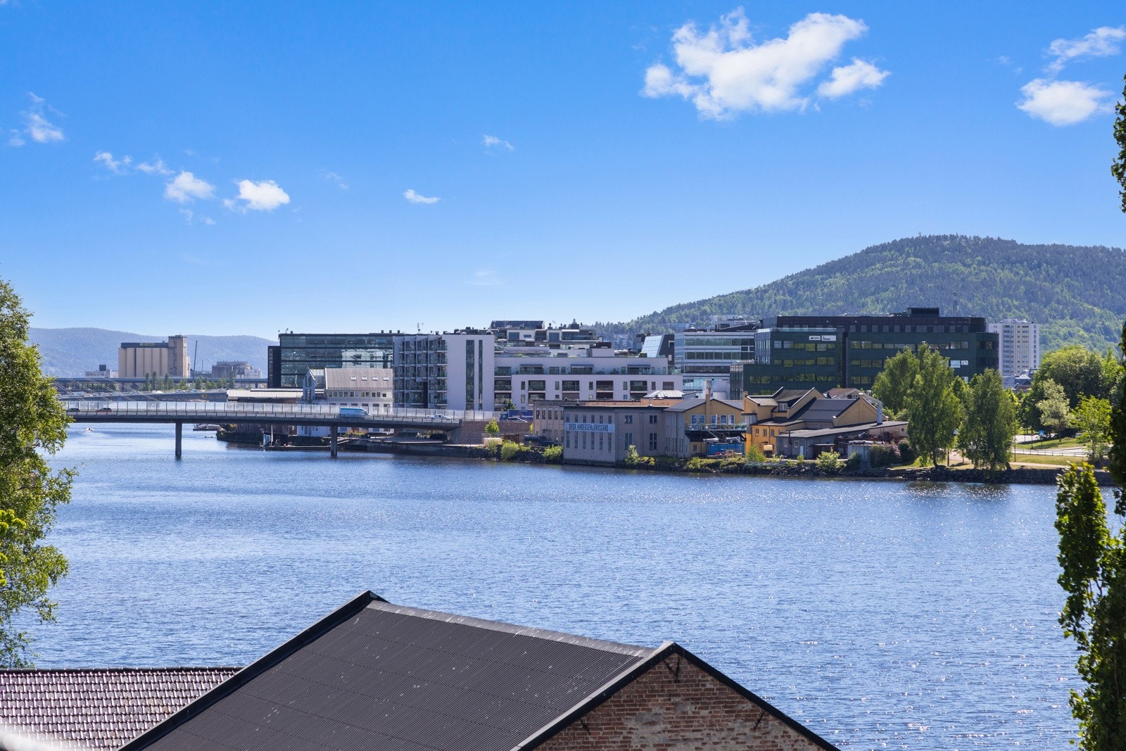 Fra stue, soverom og balkong er det vakker utsikt mot elven i begge retninger. Galleribilde